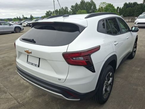 Used 2026 Chevrolet Trax LT FWD image 5