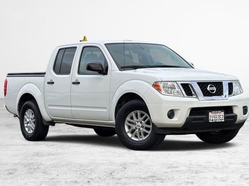 Used 2017 Nissan Frontier SV image 2