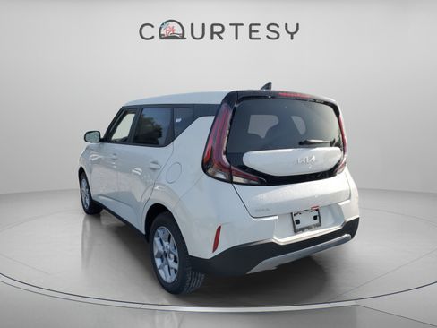 Used 2025 Kia Soul LX w/ LX Technology Package FWD image 3