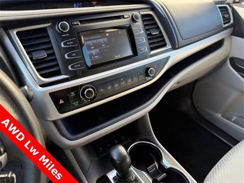Used 2019 Toyota Highlander LE image 26
