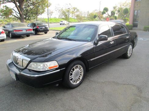 Used 2011 Lincoln Town Car Executive L image 3