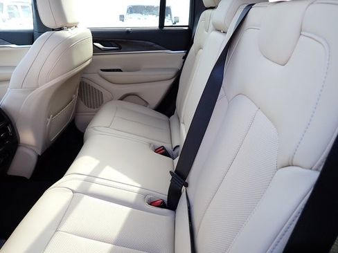 New 2025 Jeep Grand Cherokee Limited w/ Luxury Tech Group II image 13