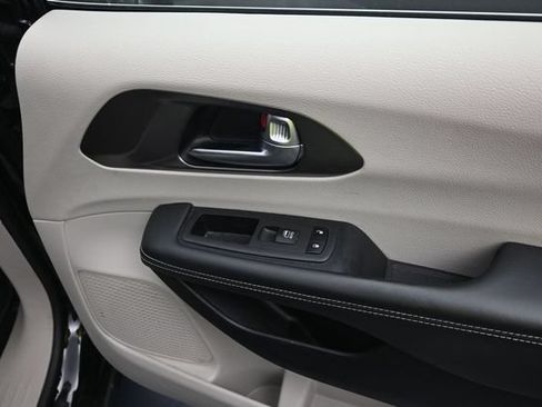Used 2024 Chrysler Pacifica Touring-L FWD image 29