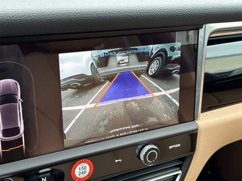 Used 2025 Porsche Macan image 23