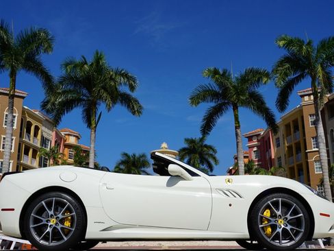 Used 2014 Ferrari California RWD image 29