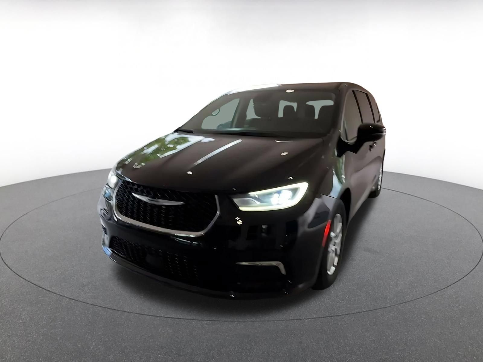 Used 2024 Chrysler Pacifica Touring-L FWD image 4