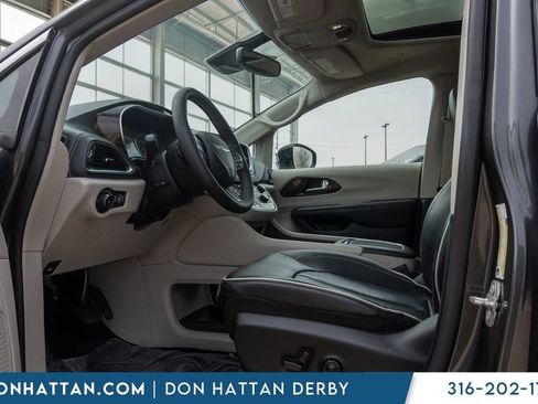 Used 2023 Chrysler Pacifica Limited image 3