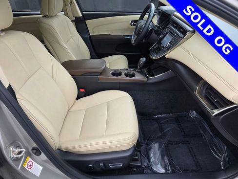 Used 2017 Toyota Avalon Limited image 29