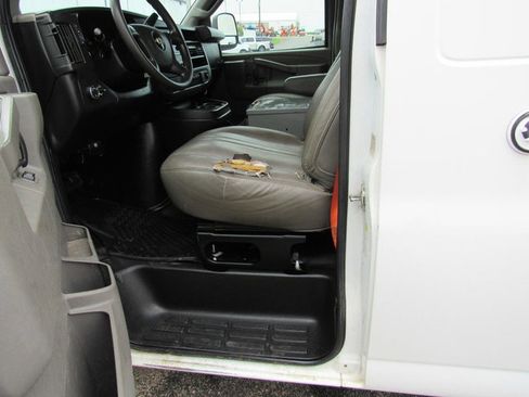 Used 2017 Chevrolet Express 2500 RWD image 26
