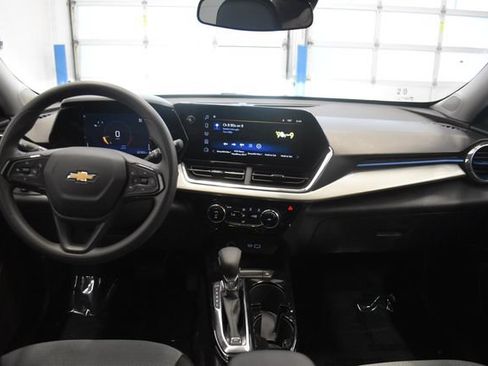 Used 2025 Chevrolet Trax LT FWD image 5
