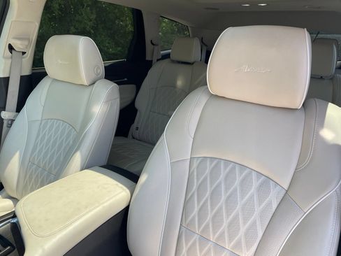 Used 2022 Buick Enclave Avenir w/ Avenir Technology Package FWD image 31