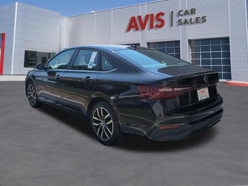 Used 2025 Volkswagen Jetta SE FWD image 9