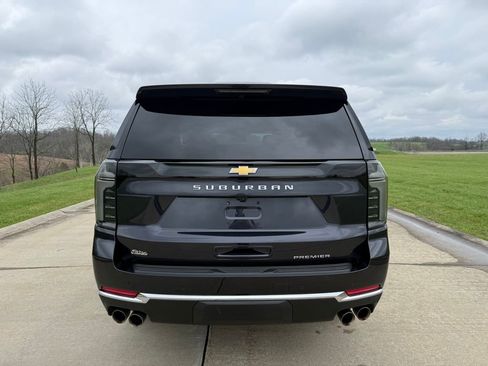 Used 2025 Chevrolet Suburban Premier RWD image 4
