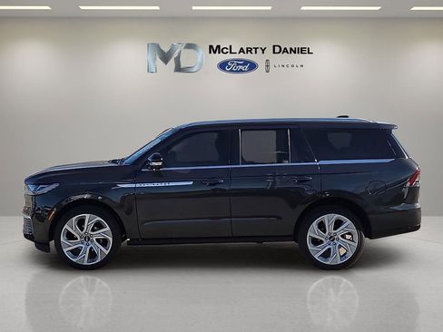 Used 2025 Lincoln Navigator Reserve image 3