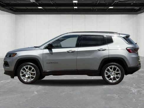 Certified 2024 Jeep Compass Latitude AWD/4WD image 2