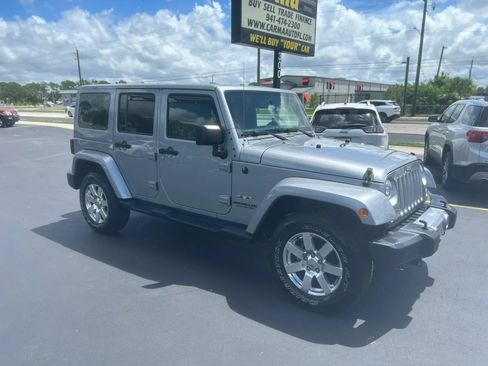 Used 2017 Jeep Wrangler Unlimited Sahara w/ Connectivity Group AWD/4WD image 5