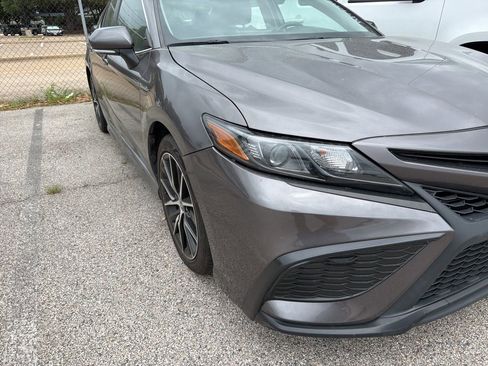 Used 2023 Toyota Camry SE image 3