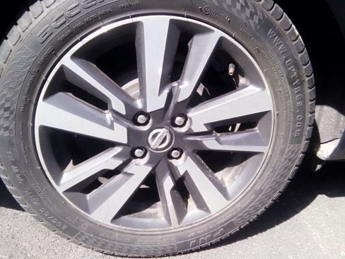 Used 2020 Nissan Versa SV image 3