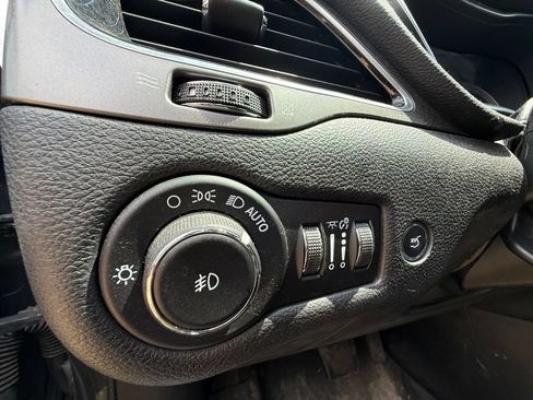 Used 2019 Jeep Cherokee Limited w/ Luxury Group AWD/4WD image 10