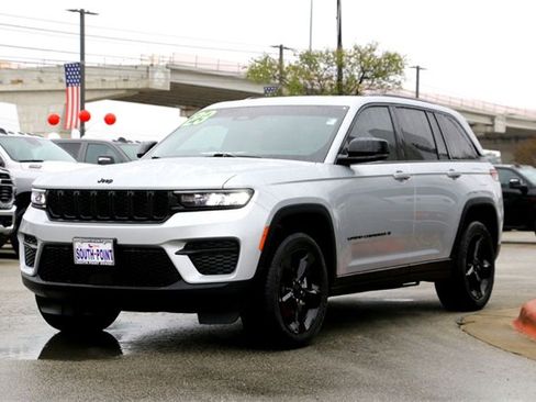 Used 2023 Jeep Grand Cherokee Altitude image 7