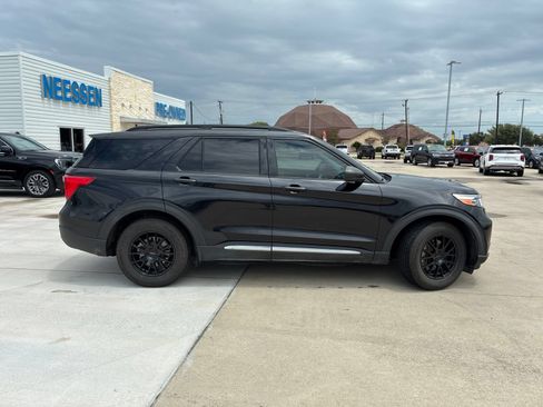 Used 2022 Ford Explorer XLT RWD image 2