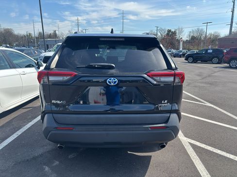 Used 2021 Toyota RAV4 LE image 4