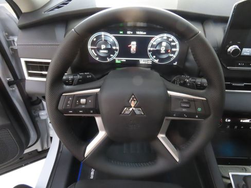 New 2025 Mitsubishi Outlander SE image 13