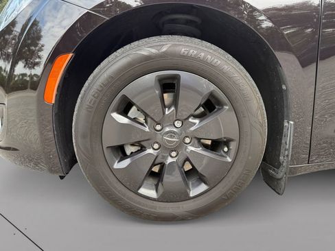 Used 2019 Chrysler Pacifica Touring-L w/ S Appearance Package FWD image 24