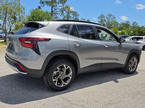 Used 2025 Chevrolet Trax LT w/ LT Convenience Package FWD image 7