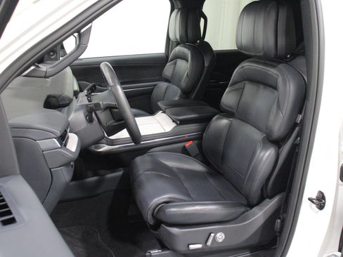Used 2025 Lincoln Navigator Reserve w/ Jet Appearance Package AWD/4WD image 5
