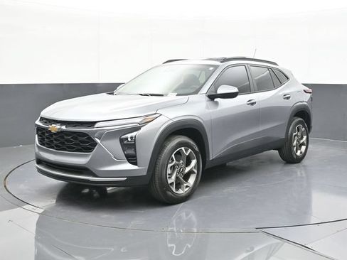New 2026 Chevrolet Trax LT w/ Driver Confidence Package FWD image 3