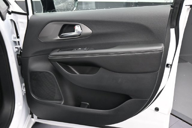 New 2027 Chrysler Pacifica Select AWD/4WD image 19