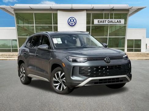 Used 2025 Volkswagen Tiguan S image 1