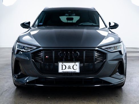Used 2022 Audi e-tron S Prestige w/ Prestige Package image 2
