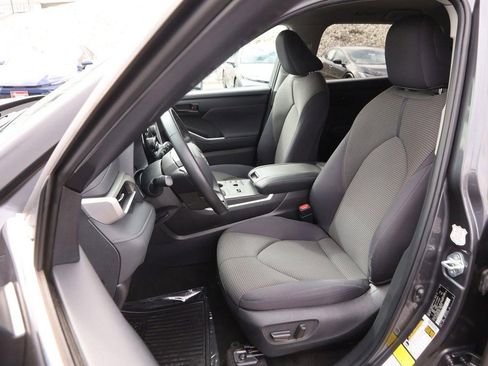 Used 2024 Toyota Highlander LE image 9