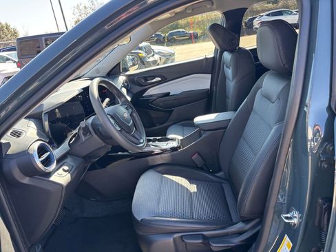 Used 2025 Chevrolet Trax LT image 25
