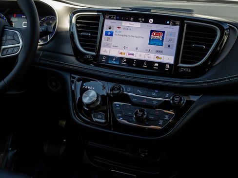 New 2027 Chrysler Pacifica Select FWD image 17
