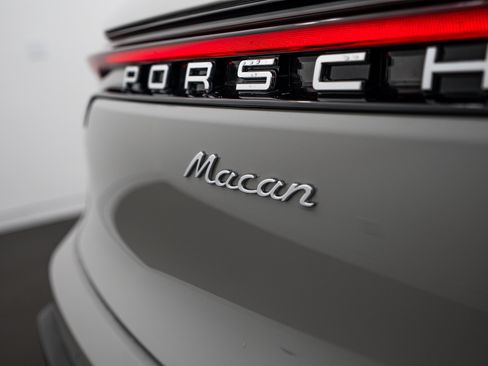 Certified 2026 Porsche Macan AWD/4WD image 25