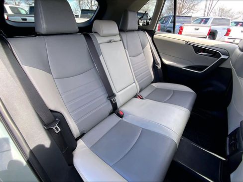 Used 2021 Toyota RAV4 XLE Premium image 20