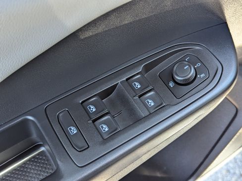 Used 2022 Volkswagen Taos SE FWD image 19