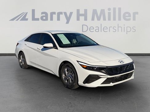 Certified 2025 Hyundai Elantra SE w/ Cargo Package image 7