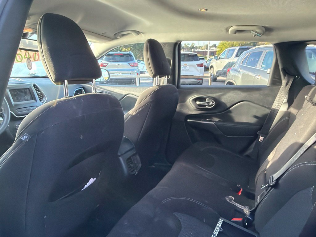 Used 2021 Jeep Cherokee Latitude AWD/4WD image 6