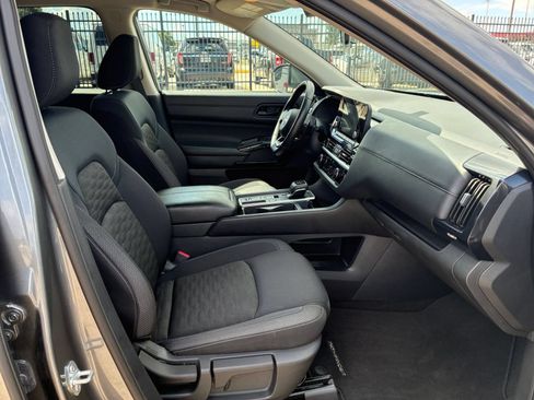 Used 2025 Nissan Pathfinder SV FWD image 34