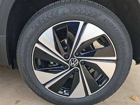 New 2026 Volkswagen Taos SE image 9