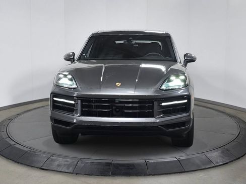 Certified 2025 Porsche Cayenne AWD/4WD image 2