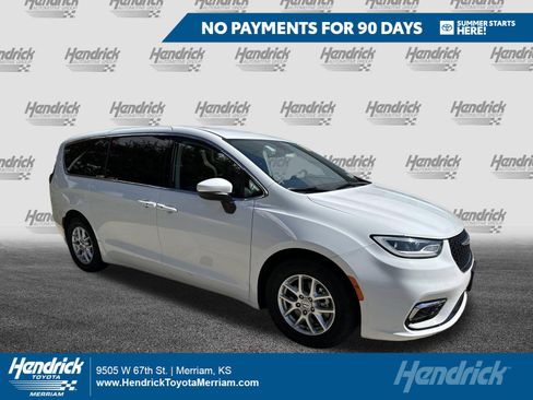 Used 2023 Chrysler Pacifica Touring-L FWD image 1