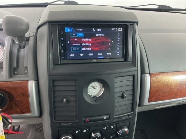 Used 2008 Chrysler Town & Country Touring FWD image 18