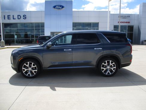 Used 2022 Hyundai Palisade SEL w/ Premium Package FWD image 2