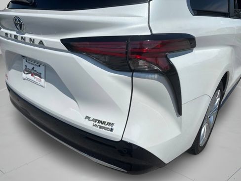 Used 2022 Toyota Sienna Platinum FWD image 32