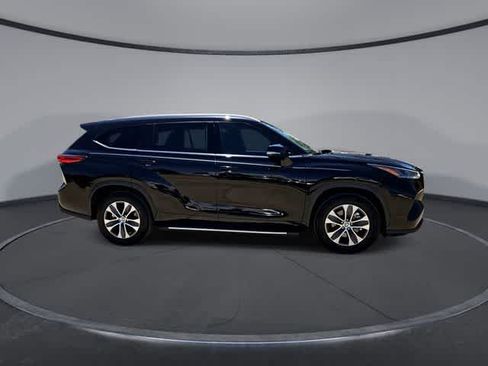 Used 2022 Toyota Highlander XLE FWD image 9